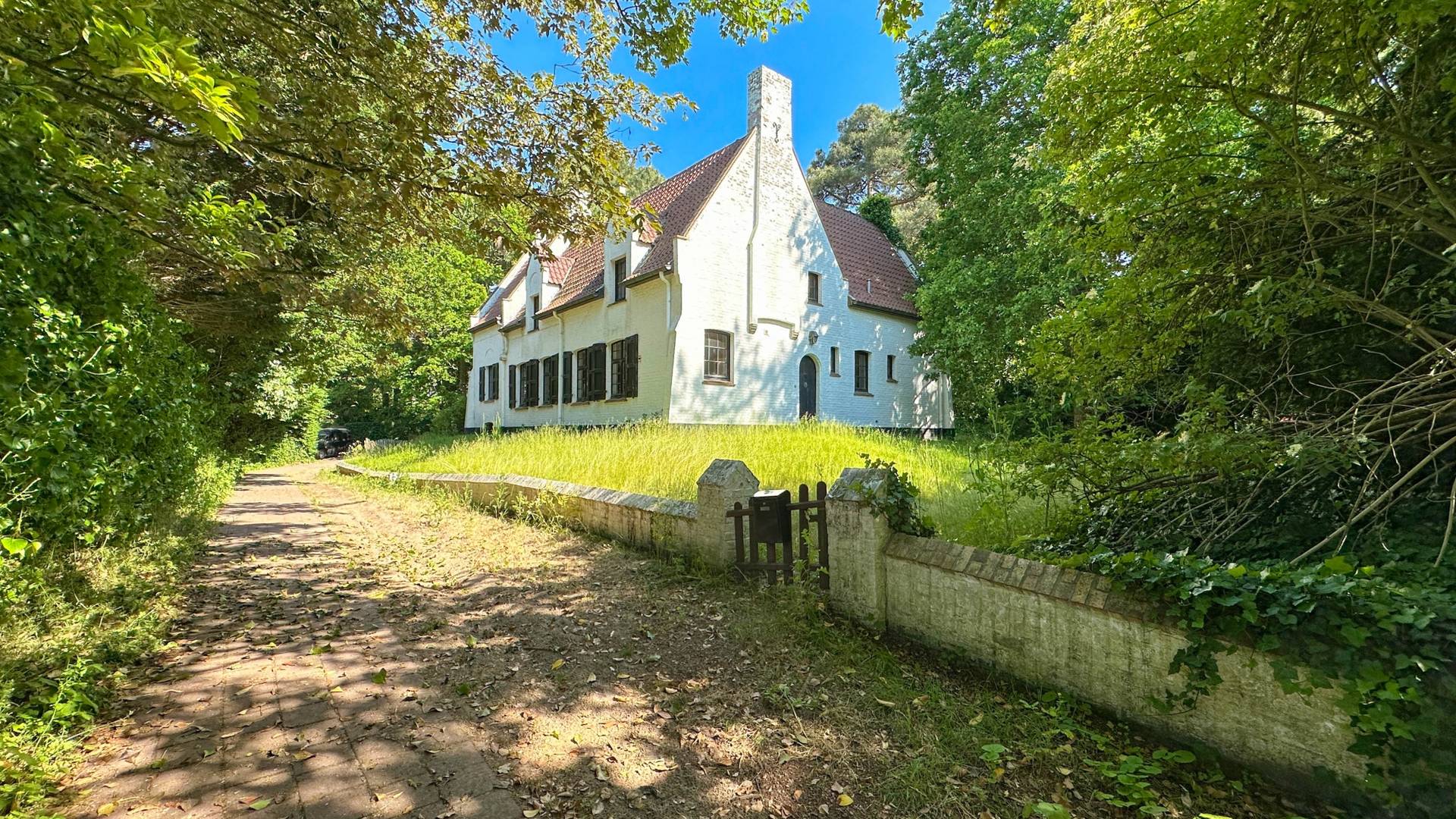 VERKOOP Villa Knokke-Zoute -   Eigendom met 2 villa's / Bouwgrond / AAA-ligging!