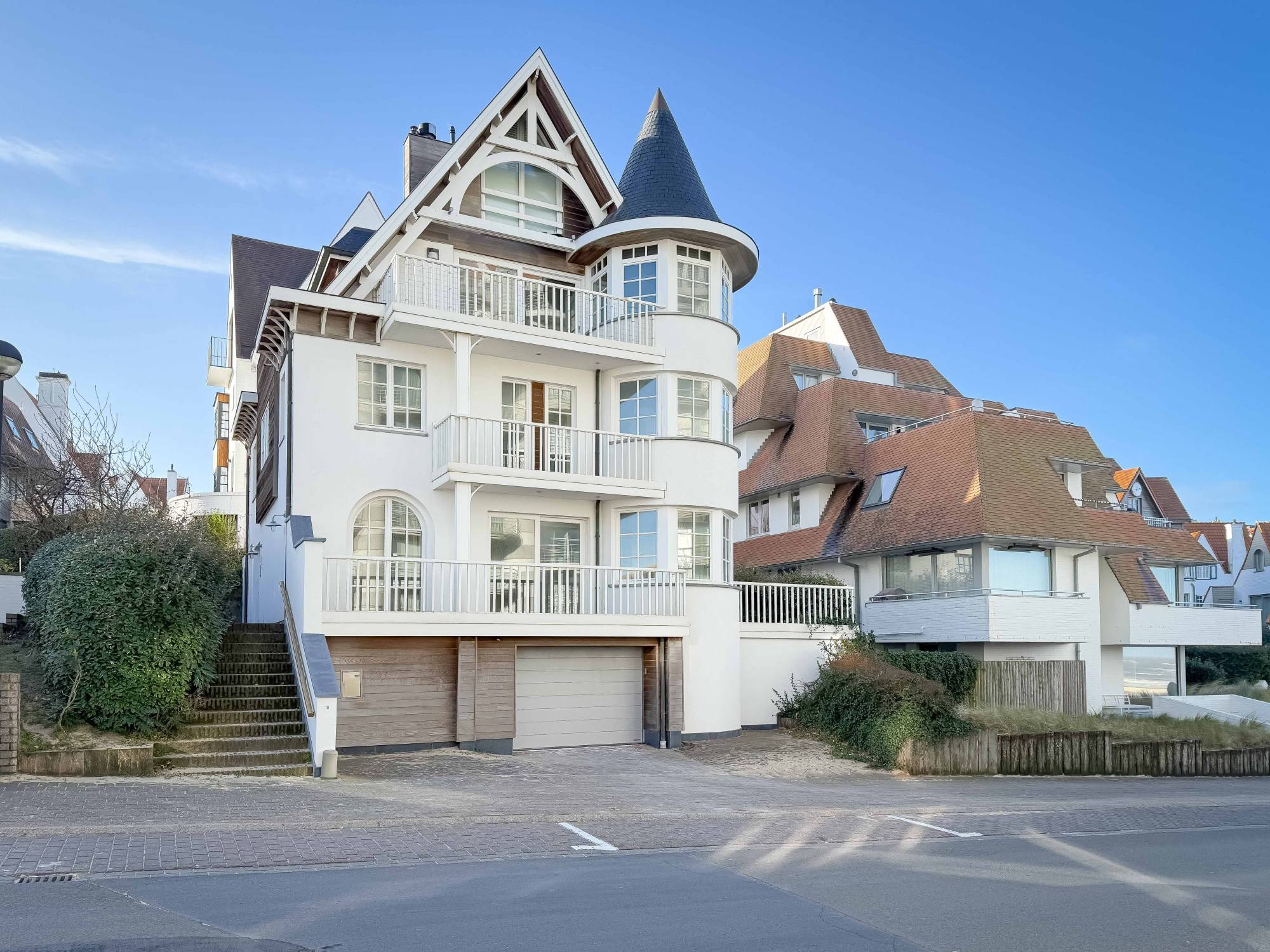 Luxe duplex appartement te koop in Duinbergen met 3 slaapkamers aan de Royal Zoute Sailing Club met adembenemend zeezicht.