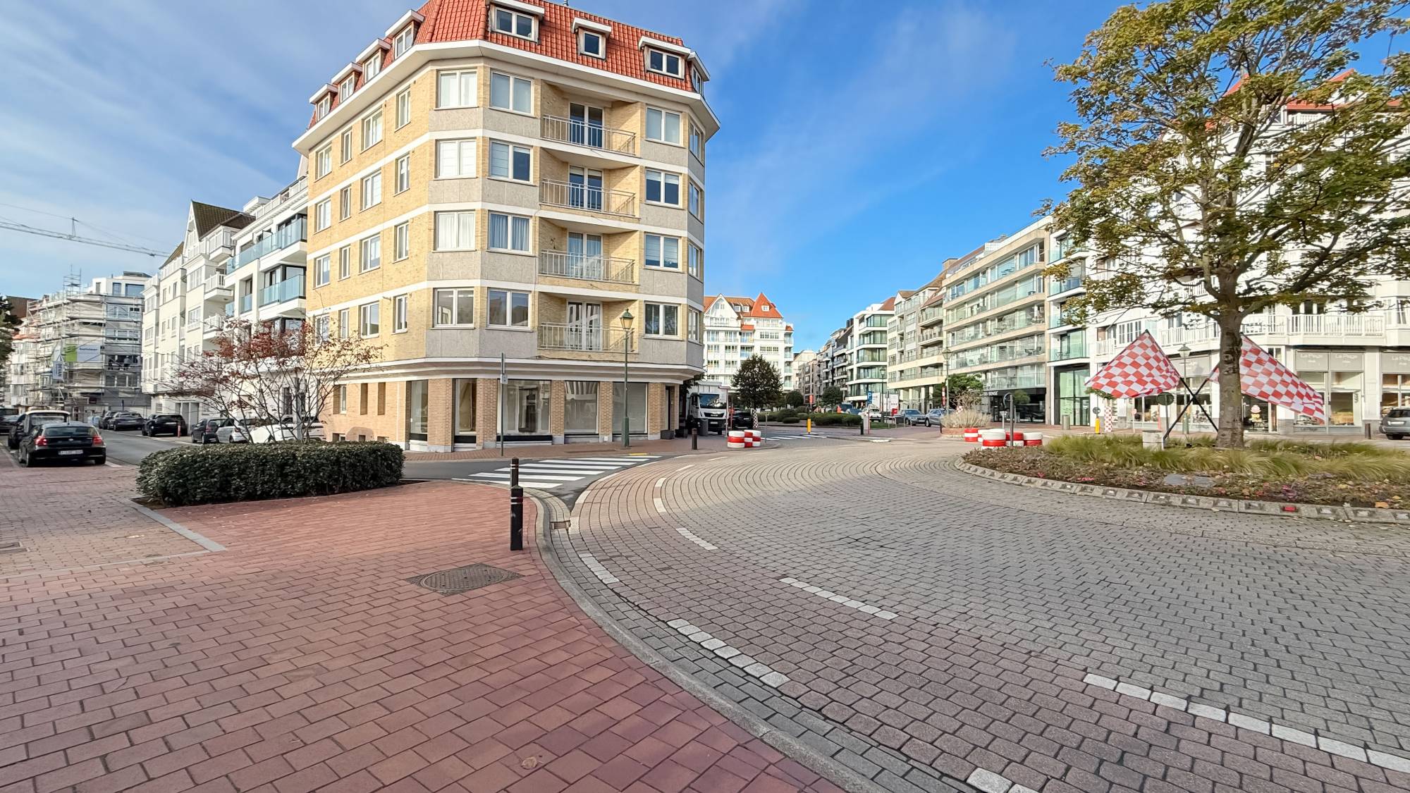 VERHUUR  HANDELSPAND Knokke-Zoute - Driehoeksplein / HOEKPAND