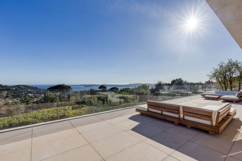 VERKOOP  VILLA 6 SLPK - GRIMAUD / Panoramisch ZEEZICHT!