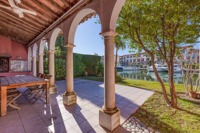 VERKOOP  VILLA 3 SLPK - PORT-GRIMAUD / RUIME AANLEGPLAATSEN