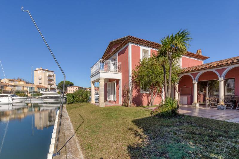 VERKOOP VILLA 5 SLPK - PORT-GRIMAUD / RUIME AANLEGPLAATSEN