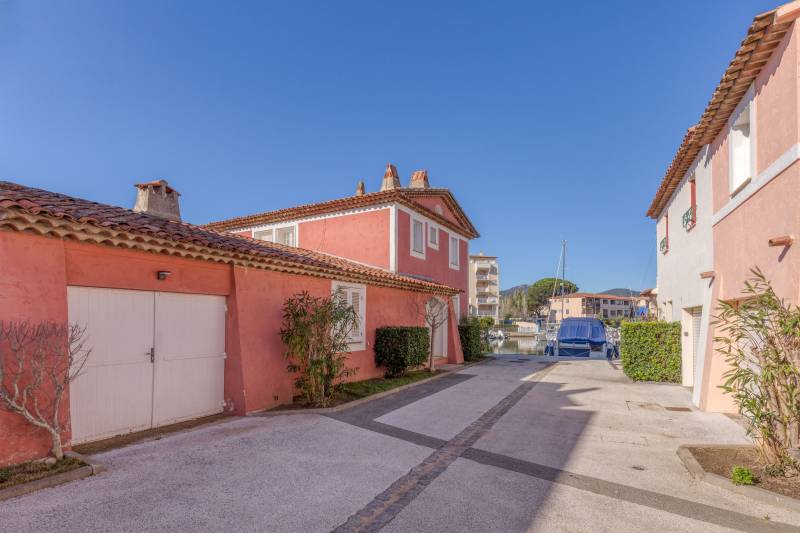 VERKOOP  VILLA 3 SLPK - PORT-GRIMAUD / RUIME AANLEGPLAATSEN