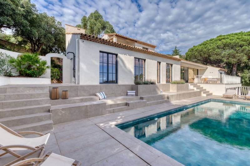VERKOOP VILLA 6 SLPK - SAINTE-MAXIME / Panoramisch zeezicht