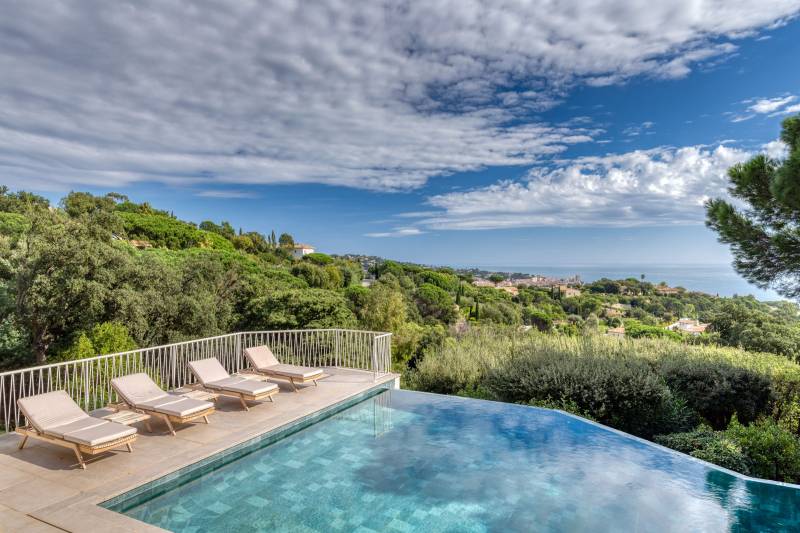 VERKOOP VILLA 6 SLPK - SAINTE-MAXIME / Panoramisch zeezicht