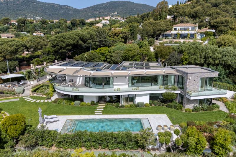 VERKOOP Villa 4 SLPK Cavalaire-sur-Mer / panoramisch uitzicht over de baai