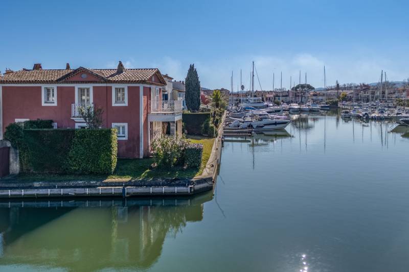 VERKOOP  VILLA 3 SLPK - PORT-GRIMAUD / RUIME AANLEGPLAATSEN