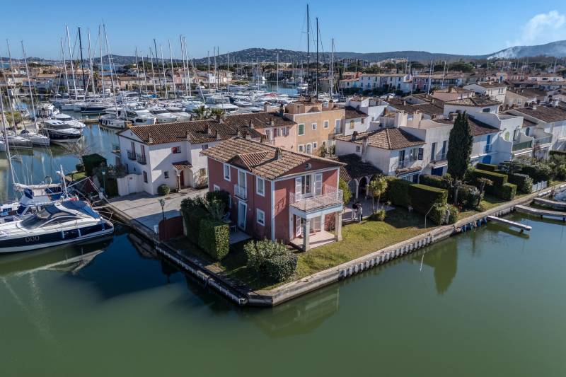 VERKOOP  VILLA 3 SLPK - PORT-GRIMAUD / RUIME AANLEGPLAATSEN