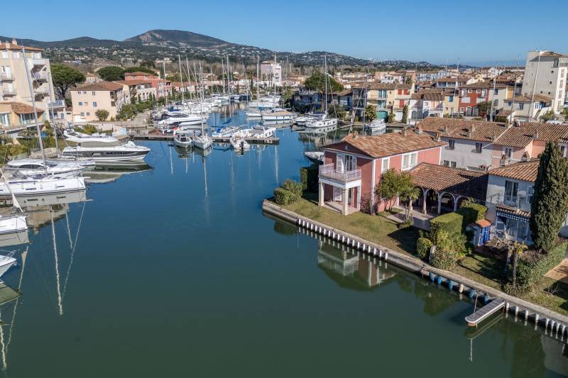VERKOOP VILLA 5 SLPK - PORT-GRIMAUD / RUIME AANLEGPLAATSEN