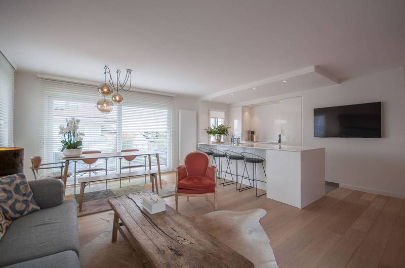Te koop appartement in villaresidentie op Zeedijk Zoute, aan de wandeldijk