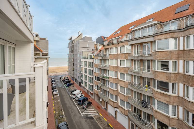 VERKOOP  Appartement 4 SLPK Knokke-Zoute - GEMEUBILEERD appartement met zijdelings ZEEZICHT