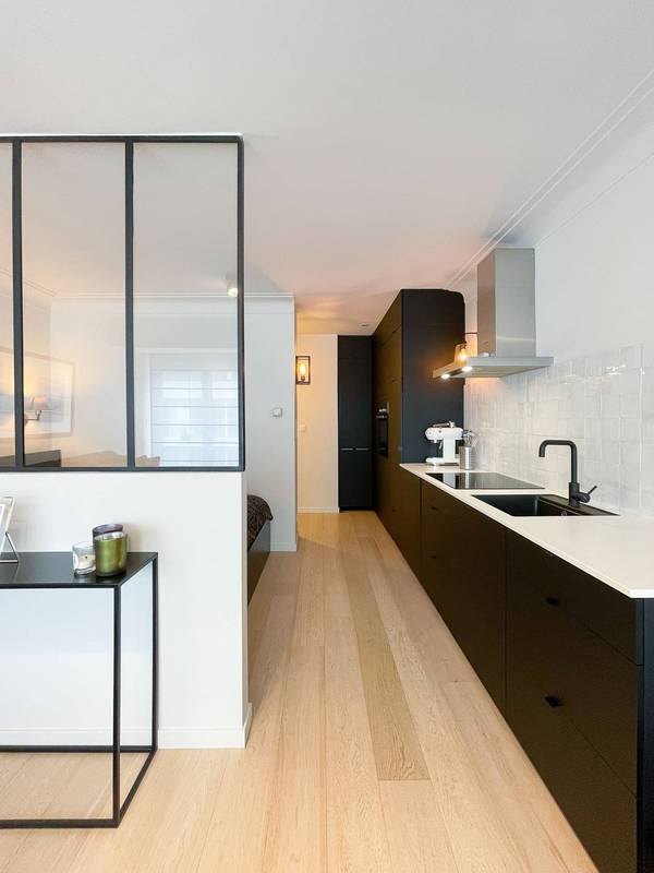 Studio te koop Kustlaan Knokke-Heist, volledig gerenoveerd en instapklaar met moderne keuken.