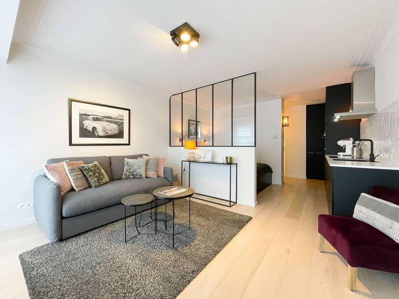 Licht en instapklaar studio-appartement te koop in de Kustlaan, dichtbij het Driehoeksplein.
