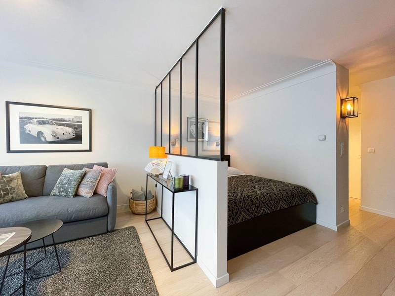 Gerenoveerde designstudio in Kustlaan Knokke-Heist met compacte en praktische indeling.