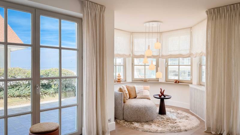 Luxe duplex appartement te koop in Duinbergen met 3 slaapkamers aan de Royal Zoute Sailing Club met zeezicht.
