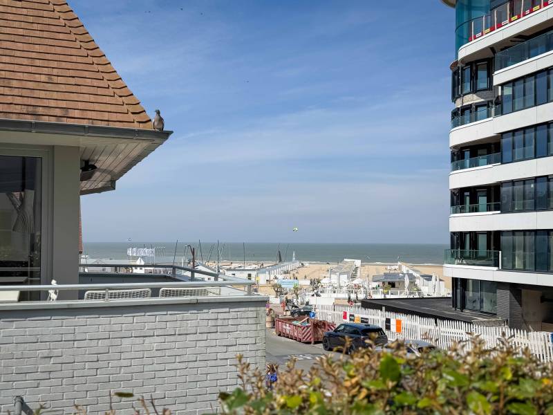 Duplex appartement te koop in Duinbergen met 3 slaapkamers aan de Royal Zoute Sailing Club met adembenemend zeezicht.