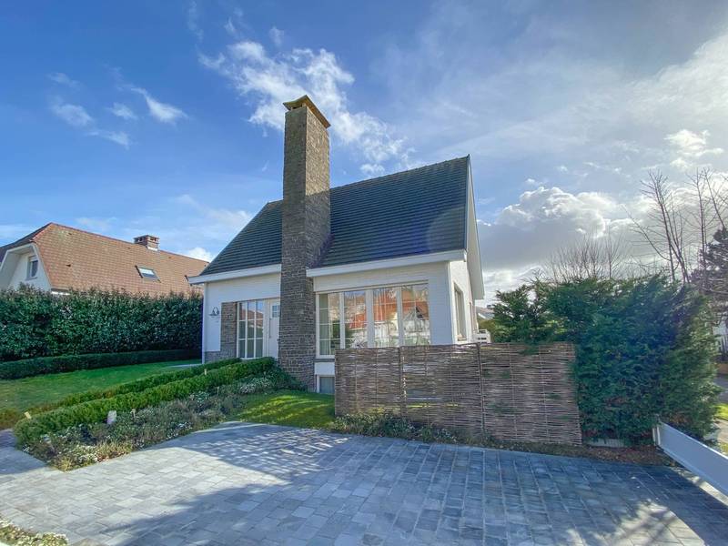 Alleenstaande villa met 5 SLPK te koop in Knokke-Heist aan het Zegemeer