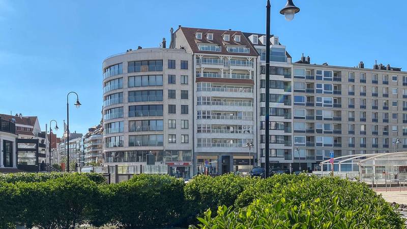 Appartement te koop te Knokke-Zoute, gelegen op het Albertplein (Place m'as tu vu), met mooi zeezicht 