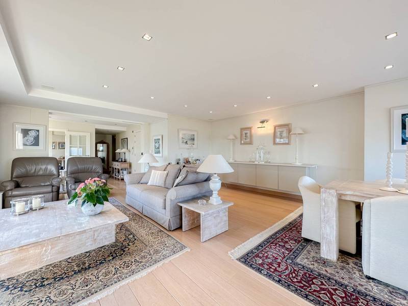 VERHUUR  Appartement 3 SLPK Knokke-Zoute - Hoekappartement op ZEEDIJK ZOUTE met GARAGE!