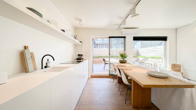 VERKOOP Studio Knokke-Heist - Tijdloos en hedendaags / groot zonnig terras!