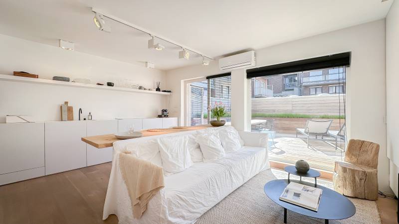 VERKOOP Studio Knokke-Heist - Tijdloos en hedendaags / groot zonnig terras!
