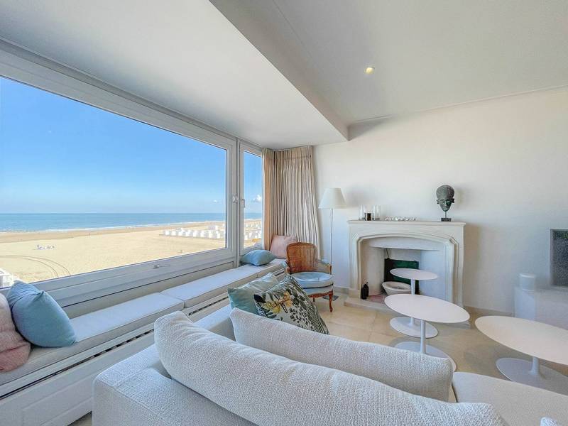 Appartement met frontaal zeezicht te koop op Zeedijk Zoute, Knokke... 