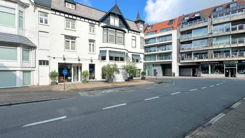 VERHUUR Handelspand Knokke-Heist - Hoekpand 27m gevelbreedte / Strategische ligging!