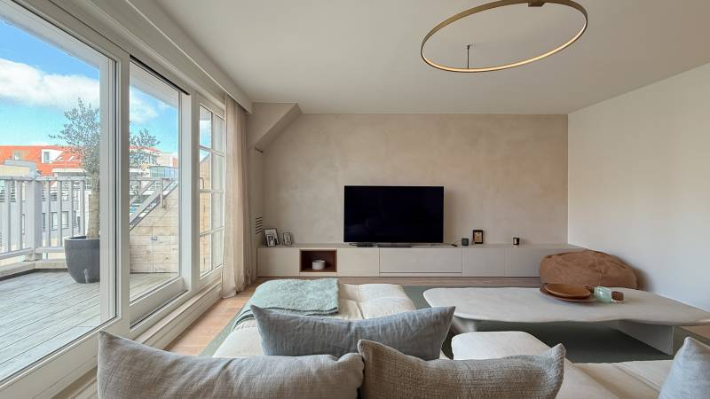 Modern duplex appartement te koop Knokke-Heist op de Dumortierlaan met 3 slaapkamers en stijlvol design.