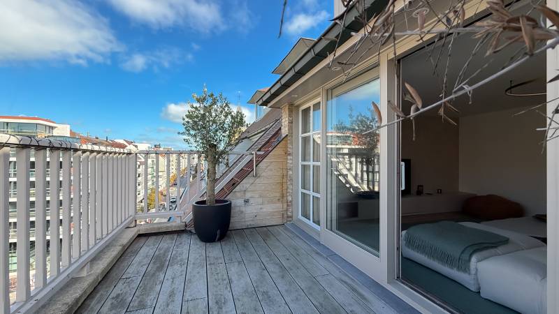 Luxe duplex appartement te koop Knokke-Heist op de Dumortierlaan met 3 slaapkamers en zonnig terras.