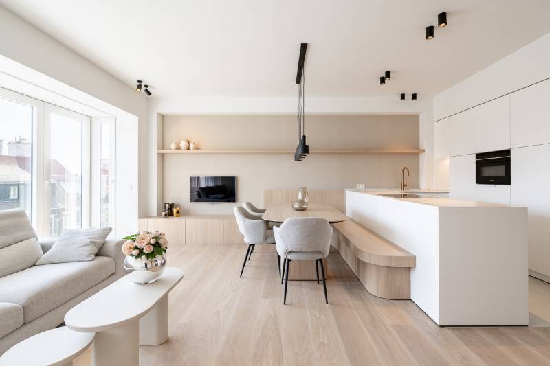 Ruime leefruimte met grote ramen en open zicht – appartement te koop in Knokke-Zoute.