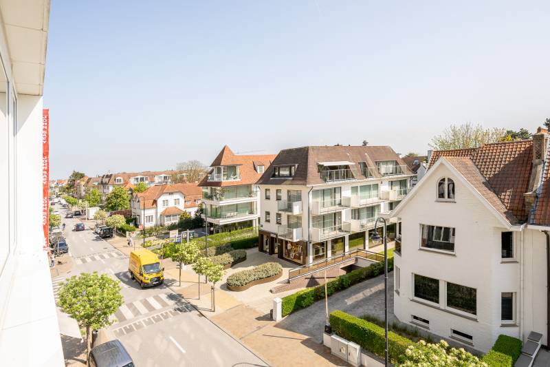 Panoramisch open zicht op de villa’s van Knokke-Zoute vanuit een elegant appartement te koop.